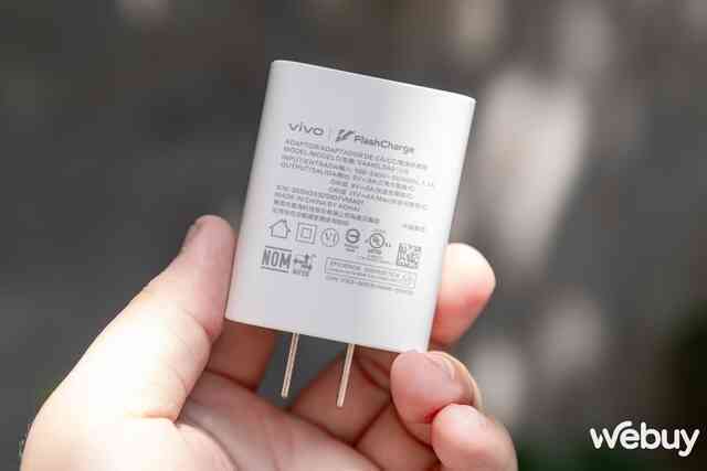Cận cảnh vivo V30 Series: Thiết kế siêu mỏng ấn tượng, cắt bớt camera nhưng phóng to đèn trợ sáng liệu có tạo nên sự khác biệt?- Ảnh 51. Cận cảnh vivo V30 Series: Thiết kế siêu mỏng ấn tượng, cắt bớt camera nhưng phóng to đèn trợ sáng liệu có tạo nên sự khác biệt?- Ảnh 51.