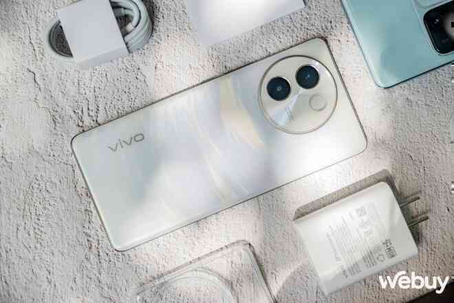 Cận cảnh vivo V30 Series: Thiết kế siêu mỏng ấn tượng, cắt bớt camera nhưng phóng to đèn trợ sáng liệu có tạo nên sự khác biệt?- Ảnh 55. Cận cảnh vivo V30 Series: Thiết kế siêu mỏng ấn tượng, cắt bớt camera nhưng phóng to đèn trợ sáng liệu có tạo nên sự khác biệt?- Ảnh 55.