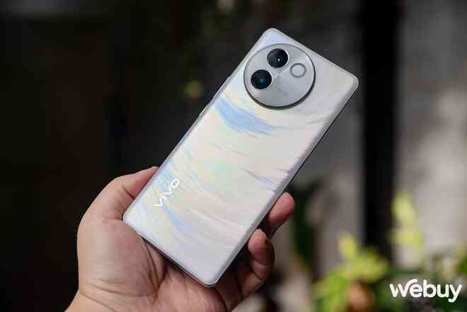 Cận cảnh vivo V30 Series: Thiết kế siêu mỏng ấn tượng, cắt bớt camera nhưng phóng to đèn trợ sáng liệu có tạo nên sự khác biệt?- Ảnh 57. Cận cảnh vivo V30 Series: Thiết kế siêu mỏng ấn tượng, cắt bớt camera nhưng phóng to đèn trợ sáng liệu có tạo nên sự khác biệt?- Ảnh 57.