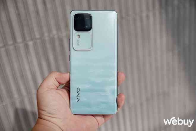 Cận cảnh vivo V30 Series: Thiết kế siêu mỏng ấn tượng, cắt bớt camera nhưng phóng to đèn trợ sáng liệu có tạo nên sự khác biệt?- Ảnh 8. Cận cảnh vivo V30 Series: Thiết kế siêu mỏng ấn tượng, cắt bớt camera nhưng phóng to đèn trợ sáng liệu có tạo nên sự khác biệt?- Ảnh 8.