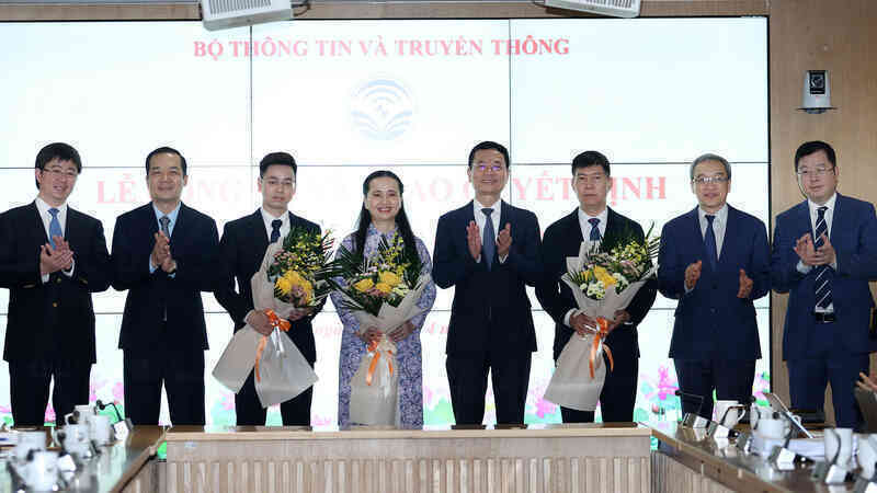 bo truong nguyen manh hung trao qdbn can bo bo tttt 1.jpg
