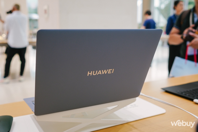 Trên tay bộ đôi Huawei MateBook X Pro và FreeBuds Lipstick 2: Thiết bị công nghệ dành cho người yêu cái đẹp- Ảnh 3. Trên tay bộ đôi Huawei MateBook X Pro và FreeBuds Lipstick 2: Thiết bị công nghệ dành cho người yêu cái đẹp- Ảnh 3.