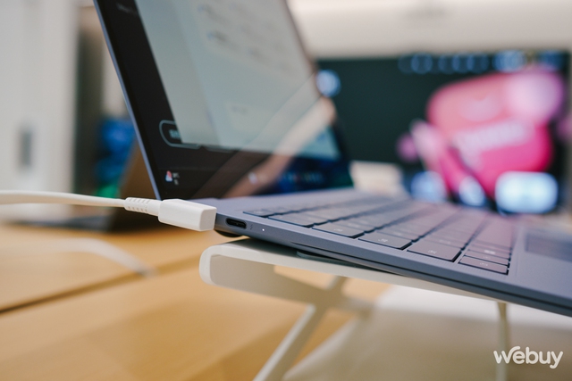 Trên tay bộ đôi Huawei MateBook X Pro và FreeBuds Lipstick 2: Thiết bị công nghệ dành cho người yêu cái đẹp- Ảnh 4. Trên tay bộ đôi Huawei MateBook X Pro và FreeBuds Lipstick 2: Thiết bị công nghệ dành cho người yêu cái đẹp- Ảnh 4.