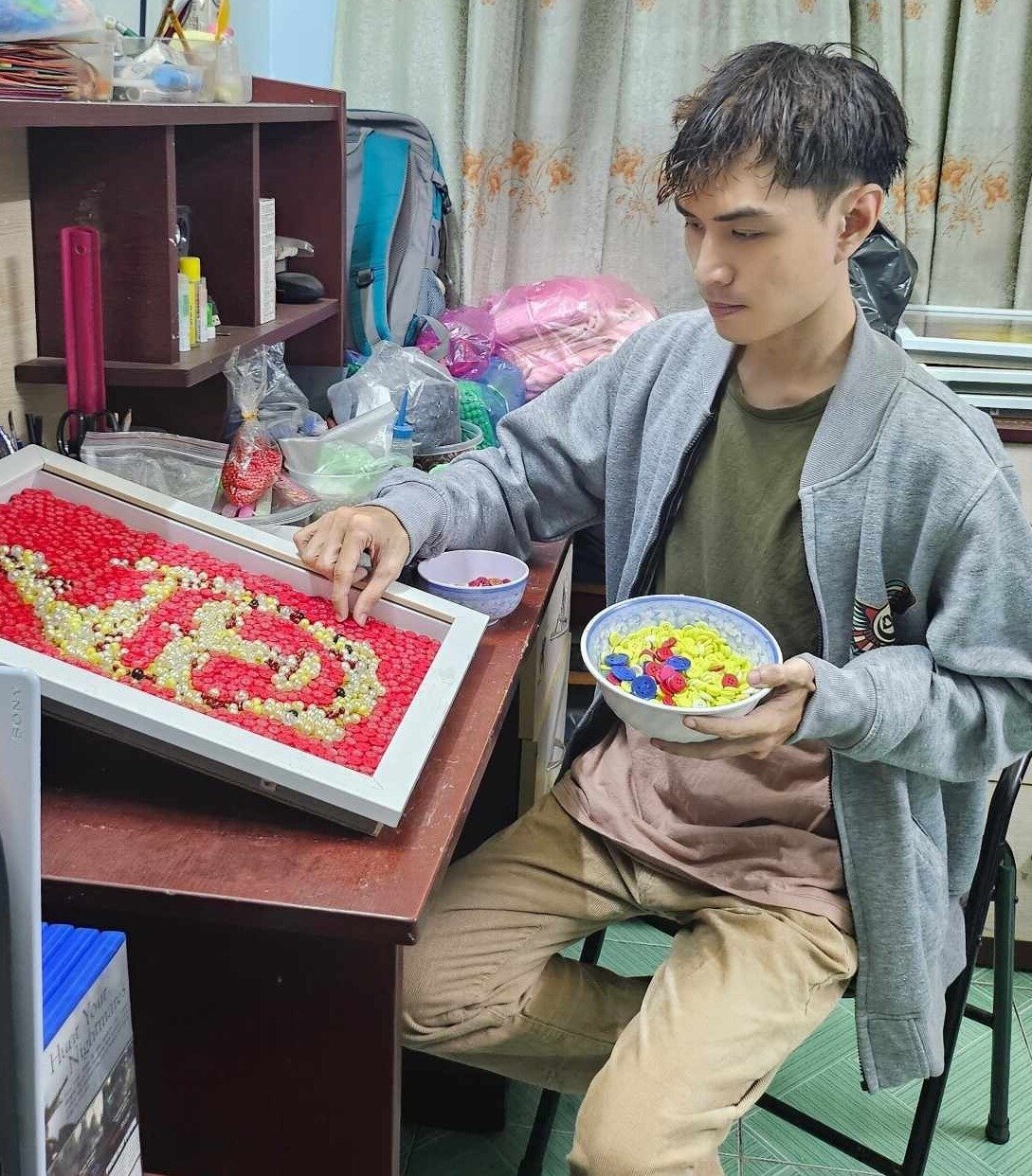 Kỹ sư hoá học bỏ nghề, làm 'nghệ nhân' tranh nghệ thuật từ rác thải nhựa
