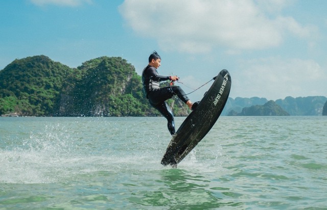 Ván phản lực “gây sốt” ở Hồ Tây có gì hay: Lướt như bay đến 65km/giờ, có chiếc giá hơn 200 triệu- Ảnh 5. Ván phản lực “gây sốt” ở Hồ Tây có gì hay: Lướt như bay đến 65km/giờ, có chiếc giá hơn 200 triệu- Ảnh 5.