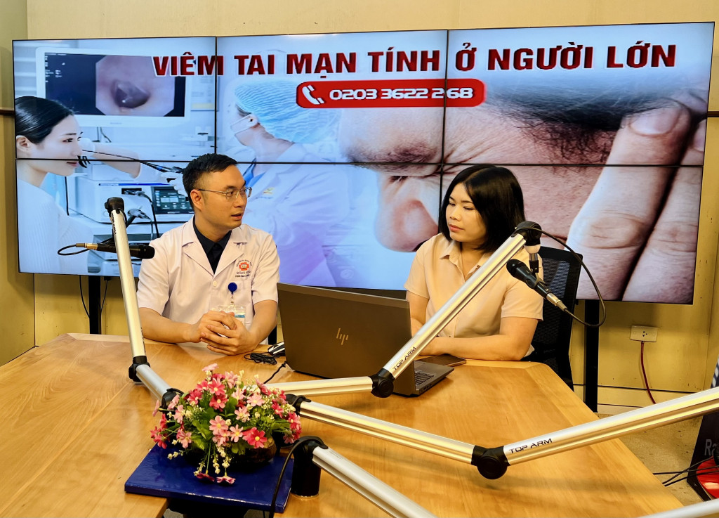 MC và khách mời tương tác trong phòng thu chương trình Chuyện cùng bác sỹ.