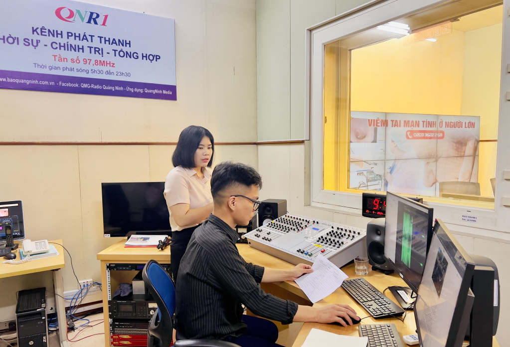 Biên tập chương trình phát thanh sau thu âm.