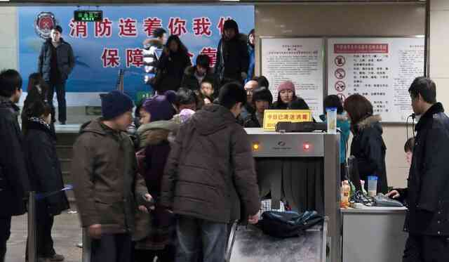 Khách Việt kể trải nghiệm đi tàu điện ở Trung Quốc: Một thứ trong vali có thể bị kiểm tra bất cứ lúc nào!