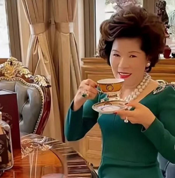 Trung Quốc khóa tài khoản mạng xã hội của những người hay phô trương sự giàu có- Ảnh 2. Trung Quốc khóa tài khoản mạng xã hội của những người hay phô trương sự giàu có- Ảnh 2.