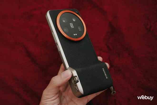 Mở hộp Xiaomi 14 Ultra chính hãng kèm bộ phụ kiện chụp ảnh cực chất: Máy ảnh compact giá hơn 30 triệu đồng dành cho các "dân chơi" Việt- Ảnh 13. Mở hộp Xiaomi 14 Ultra chính hãng kèm bộ phụ kiện chụp ảnh cực chất: Máy ảnh compact giá hơn 30 triệu đồng dành cho các "dân chơi" Việt- Ảnh 13.