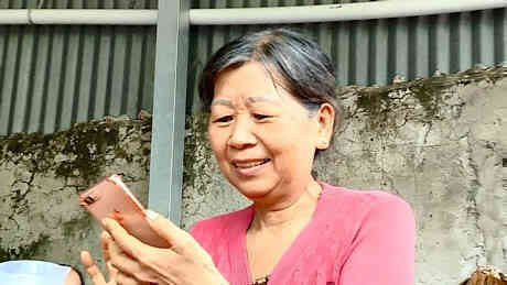 Ở độ tuổi đã có cháu nội, cháu ngoại nhưng bà Ngô Thị Út không khó để truy cập mạng xã hội.