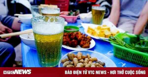 Có nên uống bia sau tập luyện?