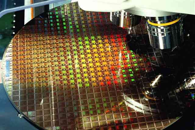 Nga tự phát triển máy quang khắc chip đầu tiên, có khả năng sản xuất chip 350nm- Ảnh 2. Nga tự phát triển máy quang khắc chip đầu tiên, có khả năng sản xuất chip 350nm- Ảnh 2.