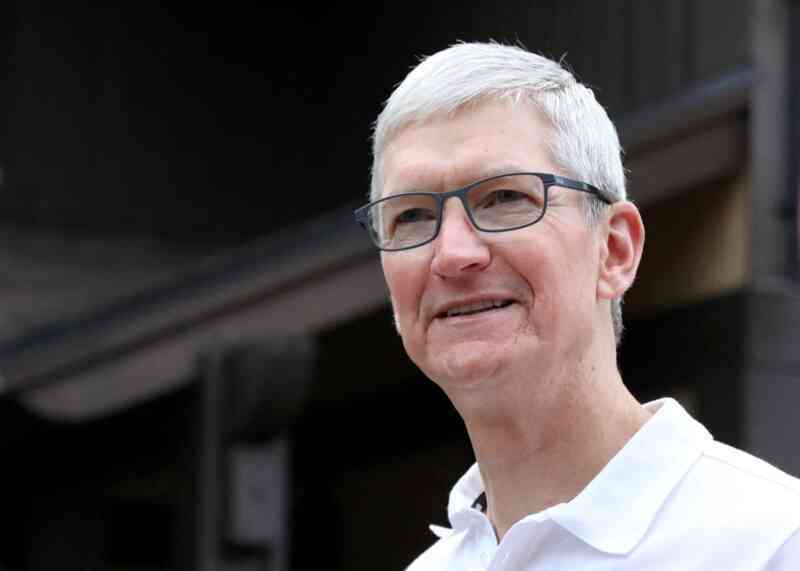 Thu nhập CEO Apple Tim Cook giảm gần 40%