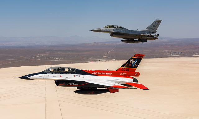 Bộ trưởng Mỹ ngồi thử tiêm kích F-16 do AI điều khiển, không chiến với máy bay do phi công con người cầm lái