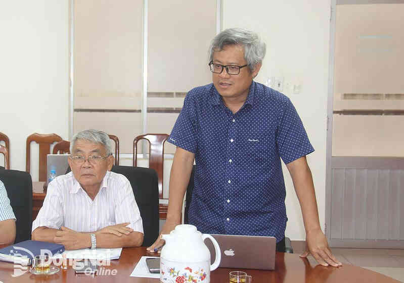 Giám đốc Sở Thông tin và truyền thông Tạ Quang Trường chia sẻ ý kiến tại cuộc họp. Ảnh: Hải Quân