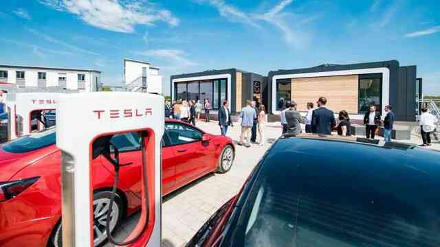 Hối hận vì sa thải toàn bộ 500 nhân viên mảng trạm sạc, Tesla tìm cách tuyển dụng lại chính những người vừa mất việc- Ảnh 2. Hối hận vì sa thải toàn bộ 500 nhân viên mảng trạm sạc, Tesla tìm cách tuyển dụng lại chính những người vừa mất việc- Ảnh 2.