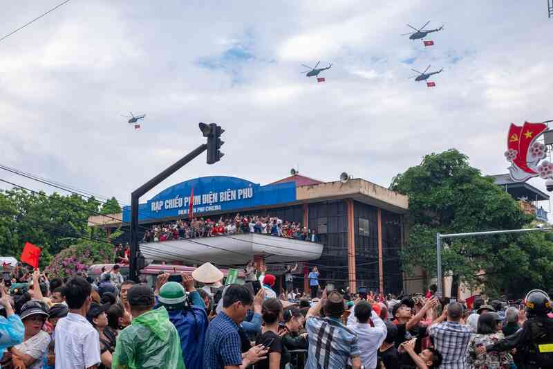 Clip, ảnh: Dàn máy bay trực thăng mang cờ Tổ quốc trình diễn trên bầu trời Điện Biên, người dân hào hứng dõi theo- Ảnh 1.