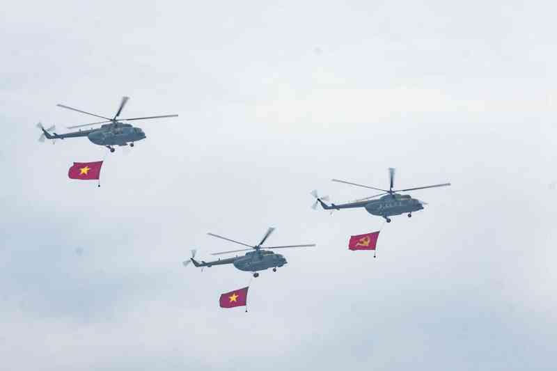 Clip, ảnh: Dàn máy bay trực thăng mang cờ Tổ quốc trình diễn trên bầu trời Điện Biên, người dân hào hứng dõi theo- Ảnh 2.