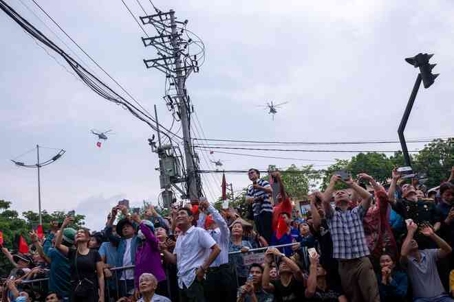 Clip, ảnh: Dàn máy bay trực thăng mang cờ Tổ quốc trình diễn trên bầu trời Điện Biên, người dân hào hứng dõi theo- Ảnh 3.