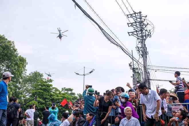 Clip, ảnh: Dàn máy bay trực thăng mang cờ Tổ quốc trình diễn trên bầu trời Điện Biên, người dân hào hứng dõi theo- Ảnh 4.