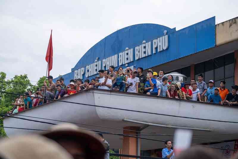 Clip, ảnh: Dàn máy bay trực thăng mang cờ Tổ quốc trình diễn trên bầu trời Điện Biên, người dân hào hứng dõi theo- Ảnh 5.