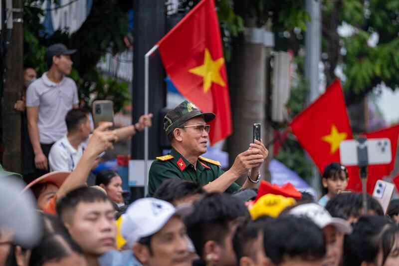 Clip, ảnh: Dàn máy bay trực thăng mang cờ Tổ quốc trình diễn trên bầu trời Điện Biên, người dân hào hứng dõi theo- Ảnh 6.