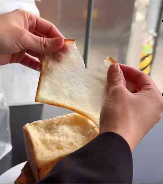 Xuất hiện loại bánh mì mỏng như tờ giấy ăn, dân mạng rần rần thích thú: "Chưa bao giờ tôi muốn ăn khăn giấy đến thế"!- Ảnh 2.