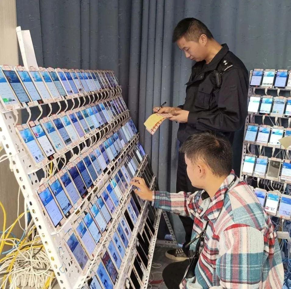 Theo dõi 4 người sử dụng cùng lúc 1.835 điện thoại hoạt động ngày đêm, cảnh sát phát hiện hành vi bất thường trong căn phòng mở điều hoà 24/7