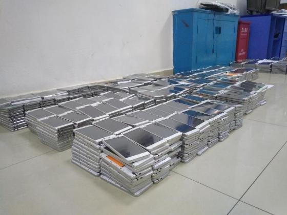 Theo dõi 4 người sử dụng cùng lúc 1.835 điện thoại hoạt động ngày đêm, cảnh sát phát hiện hành vi bất thường trong căn phòng mở điều hoà 24/7- Ảnh 3. Theo dõi 4 người sử dụng cùng lúc 1.835 điện thoại hoạt động ngày đêm, cảnh sát phát hiện hành vi bất thường trong căn phòng mở điều hoà 24/7- Ảnh 3.