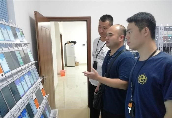 Theo dõi 4 người sử dụng cùng lúc 1.835 điện thoại hoạt động ngày đêm, cảnh sát phát hiện hành vi bất thường trong căn phòng mở điều hoà 24/7- Ảnh 4. Theo dõi 4 người sử dụng cùng lúc 1.835 điện thoại hoạt động ngày đêm, cảnh sát phát hiện hành vi bất thường trong căn phòng mở điều hoà 24/7- Ảnh 4.