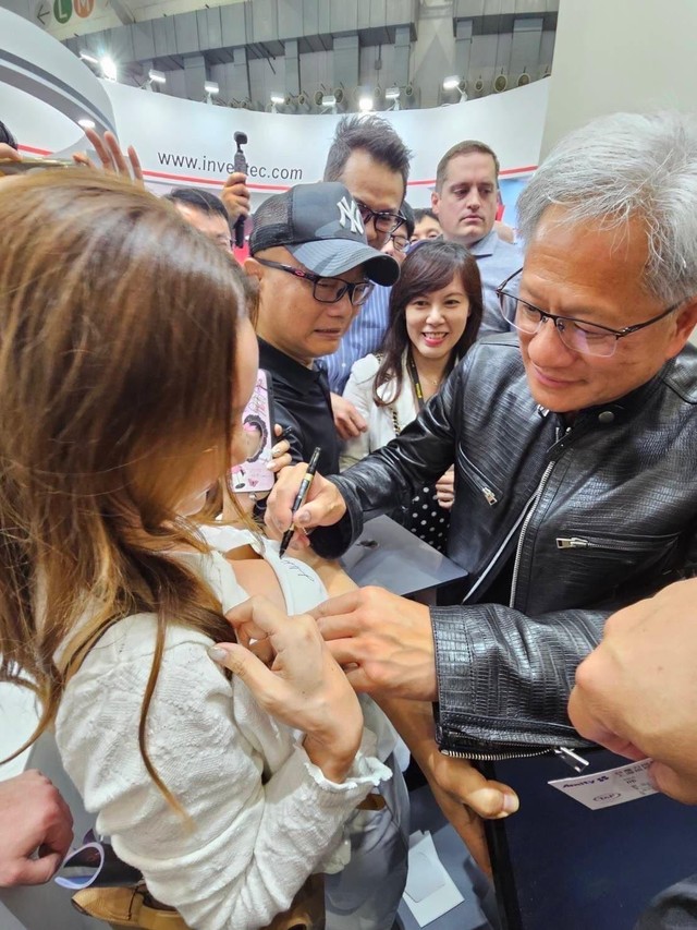 CEO NVIDIA Jensen Huang gây tranh cãi vì ký tên lên ngực áo người phụ nữ