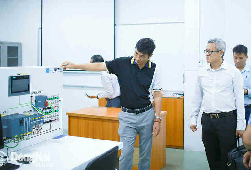 Lãnh đạo Sở Thông tin và truyền thông, Trường đại học Lạc Hồng tham quan Phòng Thí nghiệm nhà máy thông minh ứng dụng công nghiệp 4.0 tại Trường đại học Công nghiệp Thành phố Hồ Chí Minh. Ảnh: L.H.