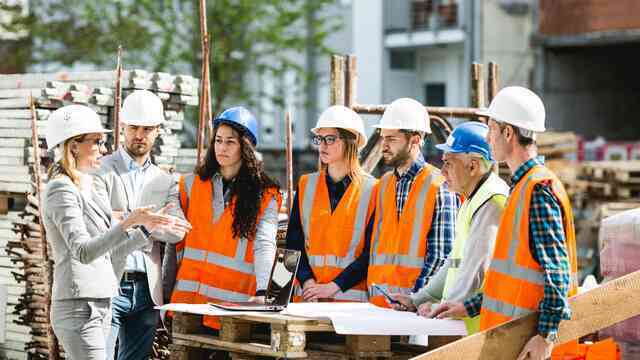 Người trẻ quay sang làm công nhân, thợ hàn, TikToker part-time… vì bằng đại học mất giá, thu nhập văn phòng không bằng dân lao động