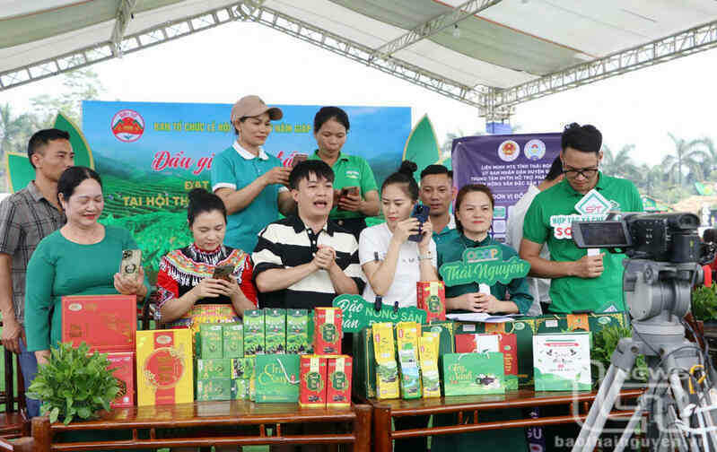 Một buổi livestream bán các sản phẩm chè trên địa bàn huyện Đại Từ.