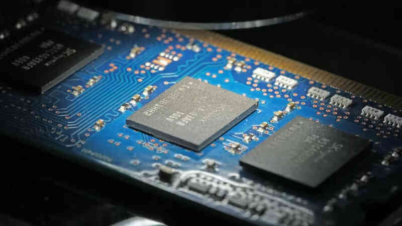 Trung Quốc đẩy mạnh nhập khẩu máy đúc chip kém tiên tiến