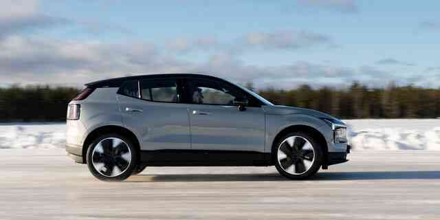 Volvo thu hồi gần 72.000 chiếc EX30 do trục trặc phần mềm!- Ảnh 2. Volvo thu hồi gần 72.000 chiếc EX30 do trục trặc phần mềm!- Ảnh 2.