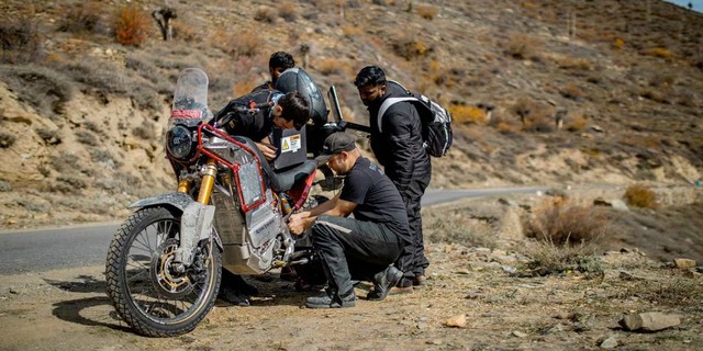 Cận cảnh chiếc xe máy điện đầu tiên của Royal Enfield