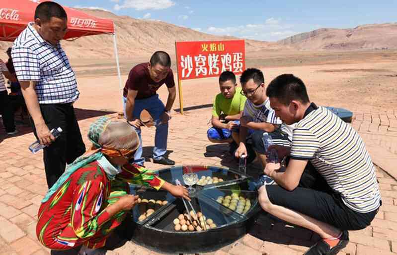 Hỏa Diệm Sơn (Trung Quốc) nóng tới 75 độ C, nhiều du khách vẫn thích thú trải nghiệm- Ảnh 2. Hỏa Diệm Sơn (Trung Quốc) nóng tới 75 độ C, nhiều du khách vẫn thích thú trải nghiệm- Ảnh 2.