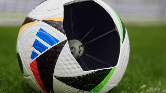 Euro 2024 tích hợp AI: VAR đã được cải tiến nhiều so với World Cup 2022, thời gian xử lý đã giảm xuống hơn một nửa- Ảnh 2. Euro 2024 tích hợp AI: VAR đã được cải tiến nhiều so với World Cup 2022, thời gian xử lý đã giảm xuống hơn một nửa- Ảnh 2.