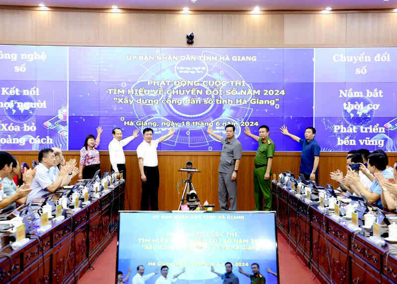 Các đồng chí lãnh đạo tỉnh bấm nút phát động cuộc thi.