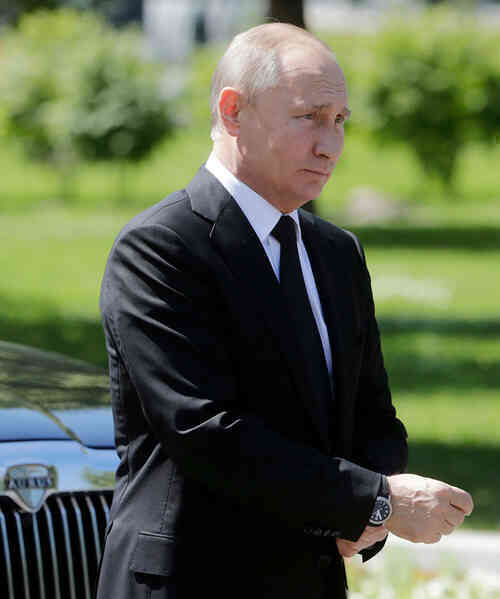 Cách đeo đồng hồ khác biệt của Tổng thống Nga Putin từng gây chú ý- Ảnh 2. Cách đeo đồng hồ khác biệt của Tổng thống Nga Putin từng gây chú ý- Ảnh 2.