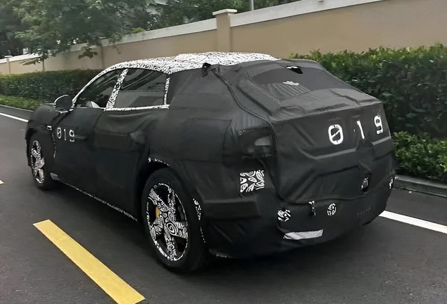 Lộ diện hình ảnh thực tế của mẫu SUV đầu tiên của Xiaomi- Ảnh 2. Lộ diện hình ảnh thực tế của mẫu SUV đầu tiên của Xiaomi- Ảnh 2.