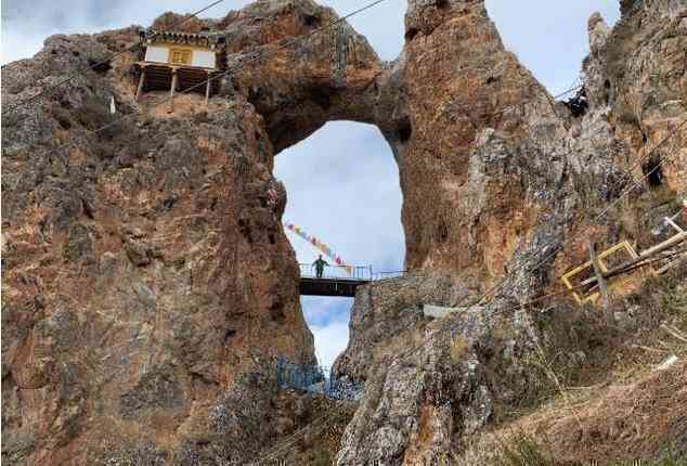 Ngôi chùa bí ẩn nhất Trung Quốc, treo lơ lửng trên vách đá cao 4.800 m, đã tồn tại hàng nghìn năm!- Ảnh 3. Ngôi chùa bí ẩn nhất Trung Quốc, treo lơ lửng trên vách đá cao 4.800 m, đã tồn tại hàng nghìn năm!- Ảnh 3.