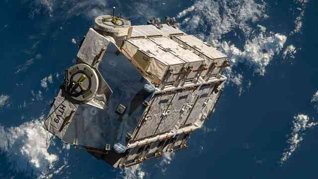 NASA bị kiện vì để rác từ "trên trời" rơi trúng nhà dân