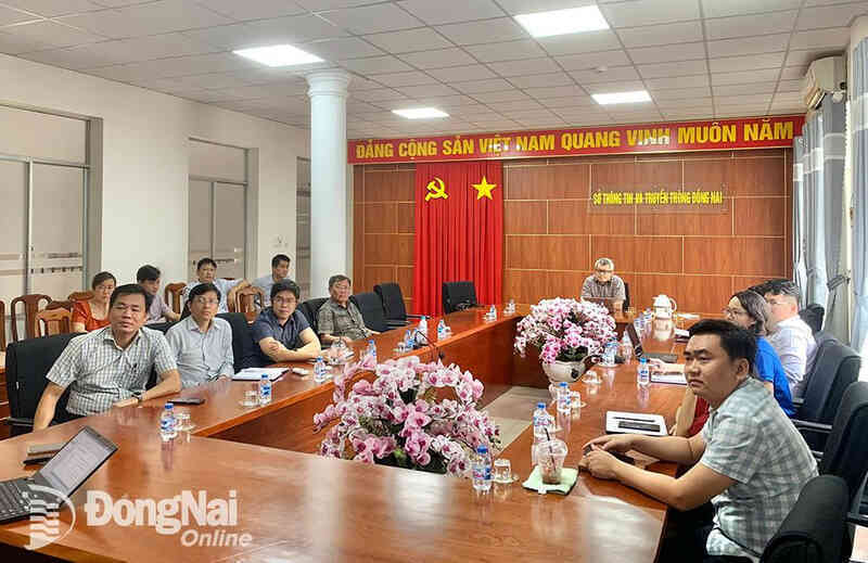 Lãnh đạo Sở Thông tin và truyền thông cùng các cán bộ, chuyên viên lắng nghe trao đổi tại hội nghị. Ảnh: CTV