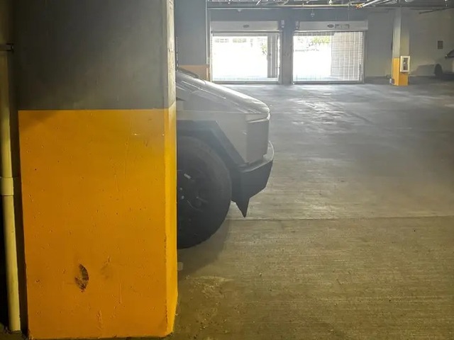 Ham hố mua Cybertruck, người đàn ông hối hận vì xe quá to: Muốn bán cũng không được vì sẽ bị Tesla kiện 50.000 USD- Ảnh 2. Ham hố mua Cybertruck, người đàn ông hối hận vì xe quá to: Muốn bán cũng không được vì sẽ bị Tesla kiện 50.000 USD- Ảnh 2.