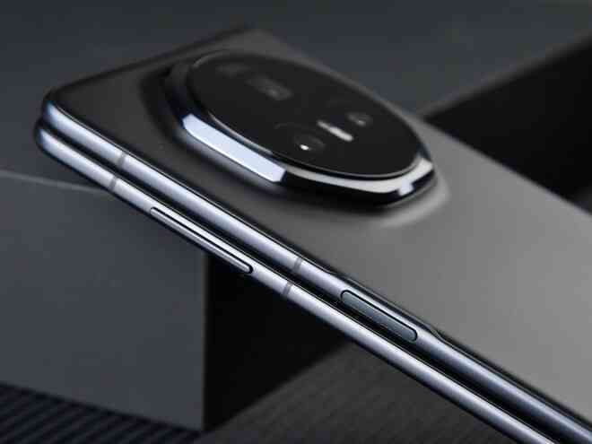 Cận cảnh chiếc smartphone gập mỏng nhẹ nhất thế giới, tới Galaxy Z Fold6 cũng phải "chào thua"- Ảnh 13. Cận cảnh chiếc smartphone gập mỏng nhẹ nhất thế giới, tới Galaxy Z Fold6 cũng phải "chào thua"- Ảnh 13.