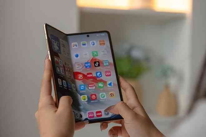 Cận cảnh chiếc smartphone gập mỏng nhẹ nhất thế giới, tới Galaxy Z Fold6 cũng phải "chào thua"- Ảnh 20. Cận cảnh chiếc smartphone gập mỏng nhẹ nhất thế giới, tới Galaxy Z Fold6 cũng phải "chào thua"- Ảnh 20.