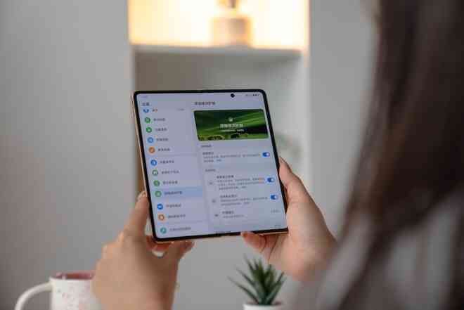 Cận cảnh chiếc smartphone gập mỏng nhẹ nhất thế giới, tới Galaxy Z Fold6 cũng phải "chào thua"- Ảnh 21. Cận cảnh chiếc smartphone gập mỏng nhẹ nhất thế giới, tới Galaxy Z Fold6 cũng phải "chào thua"- Ảnh 21.